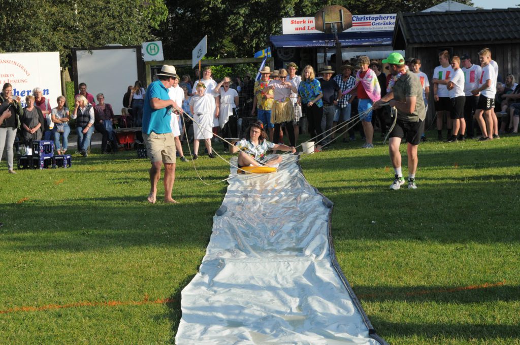 Team-Spiele auf dem Dorffest Dollerup