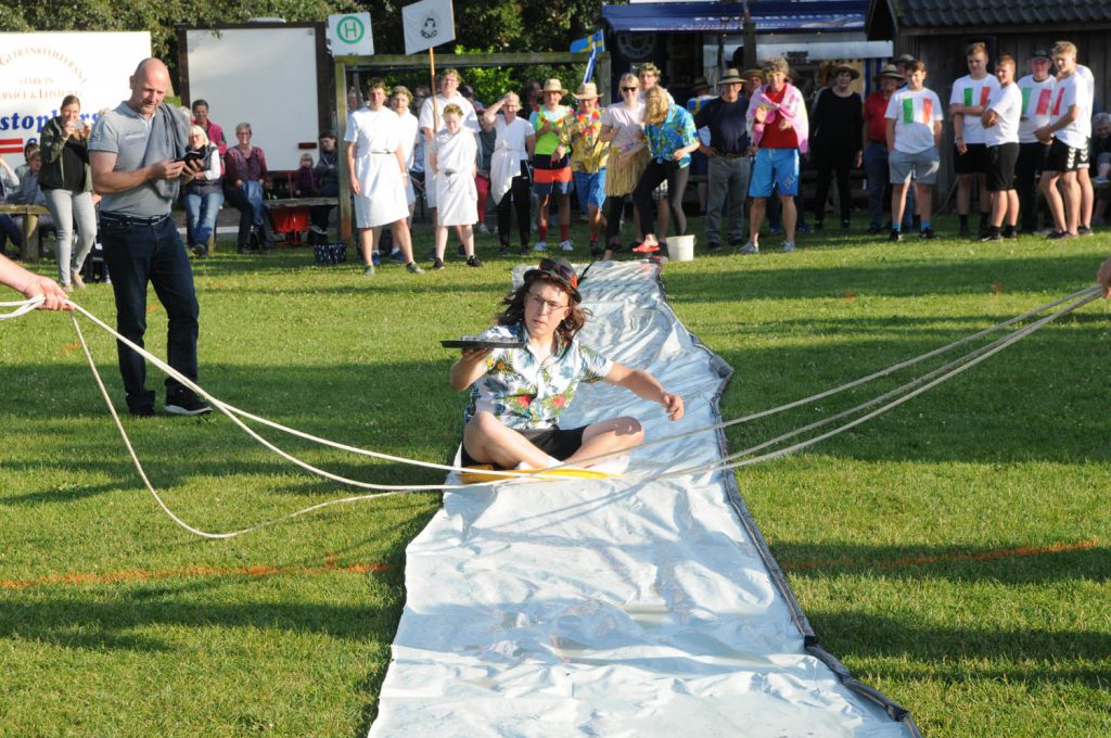 Team-Spiele auf dem Dorffest Dollerup