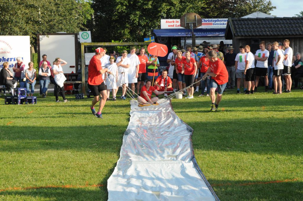 Team-Spiele auf dem Dorffest Dollerup