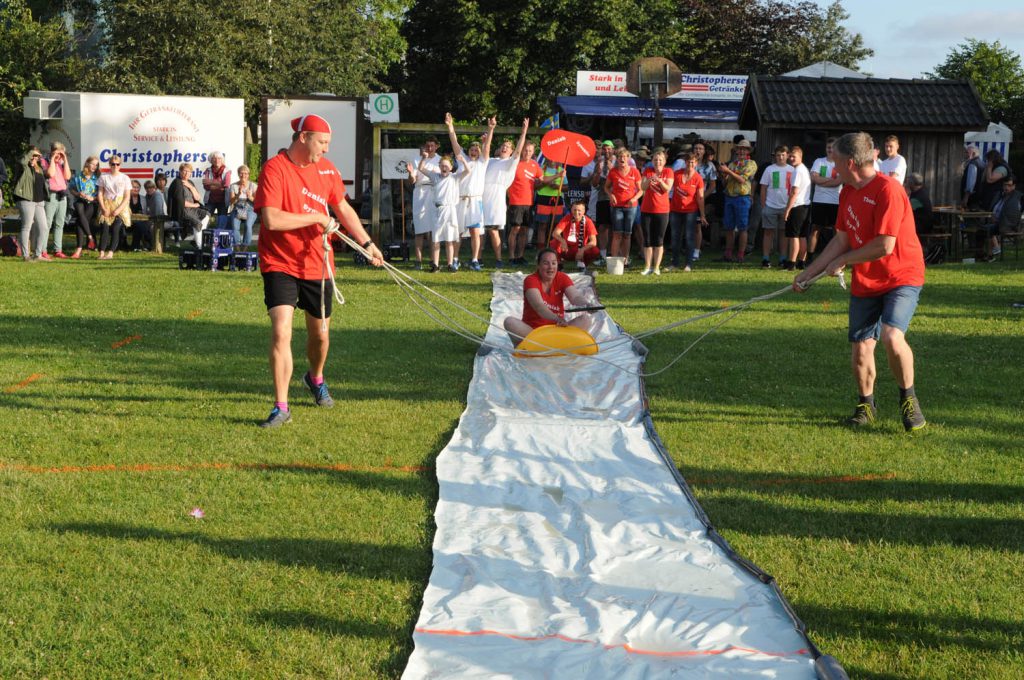 Team-Spiele auf dem Dorffest Dollerup