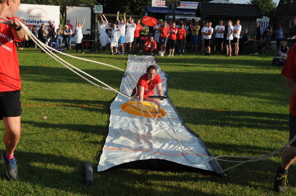 Team-Spiele auf dem Dorffest Dollerup