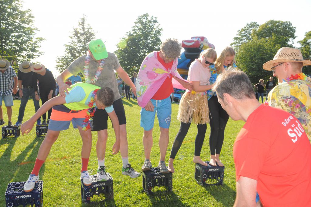 Team-Spiele auf dem Dorffest Dollerup