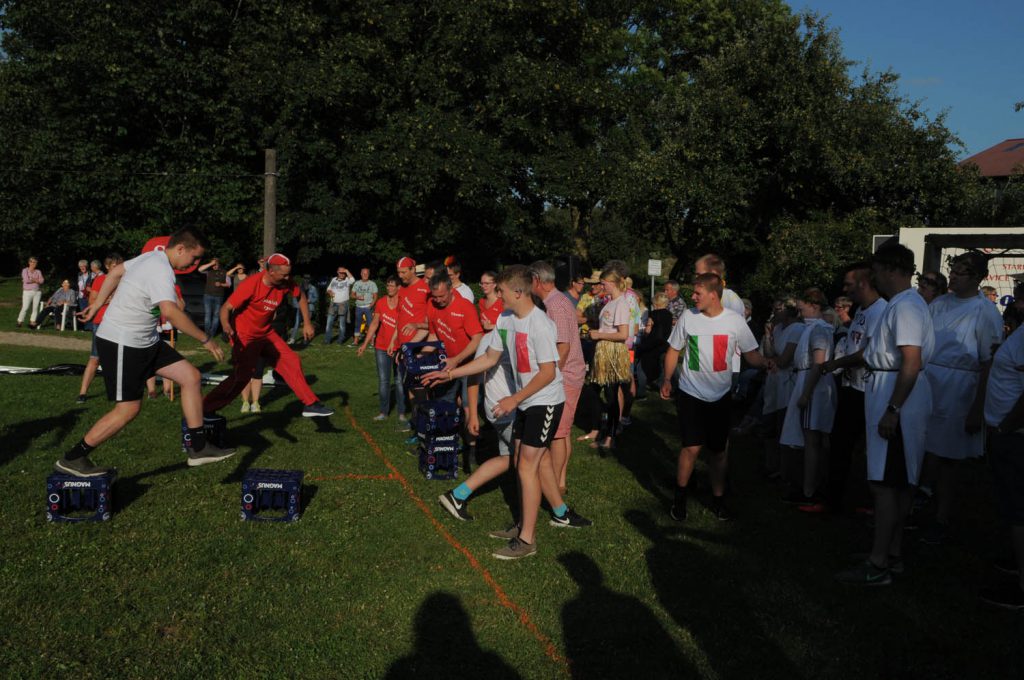 Team-Spiele auf dem Dorffest Dollerup