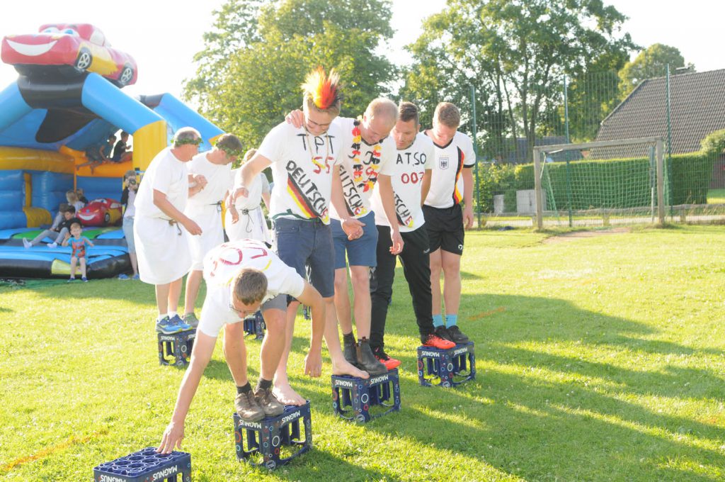 Team-Spiele auf dem Dorffest Dollerup