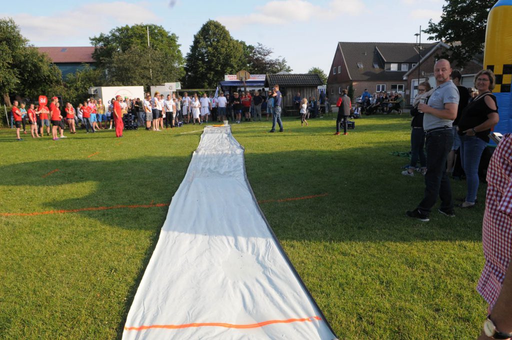 Team-Spiele auf dem Dorffest Dollerup