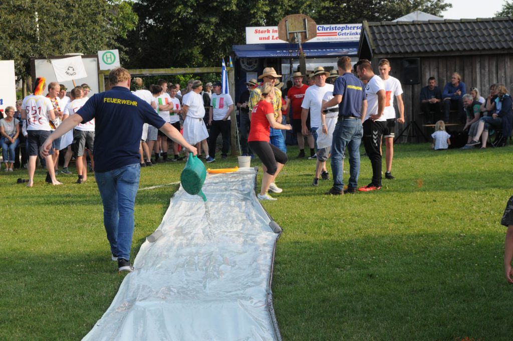 Team-Spiele auf dem Dorffest Dollerup