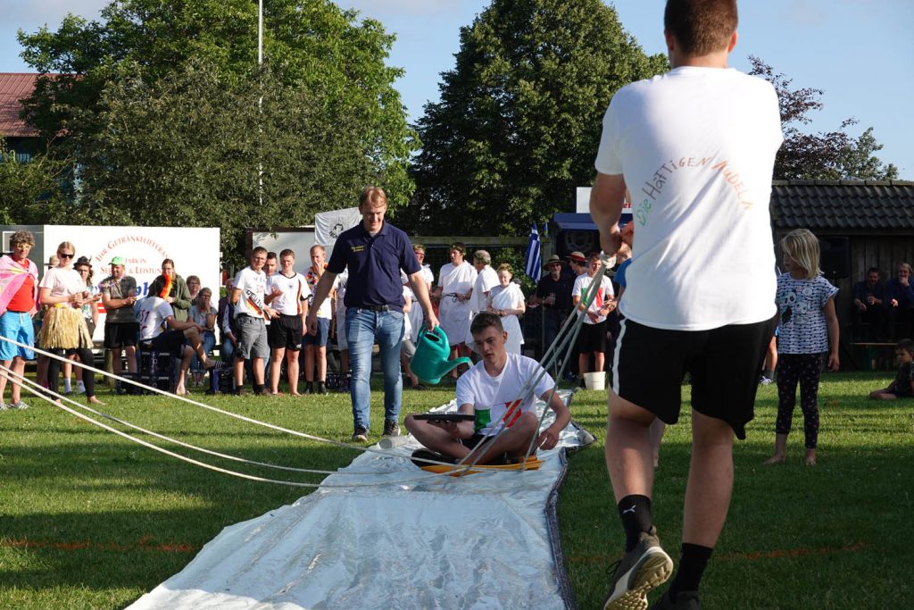 Team-Spiele auf dem Dorffest Dollerup