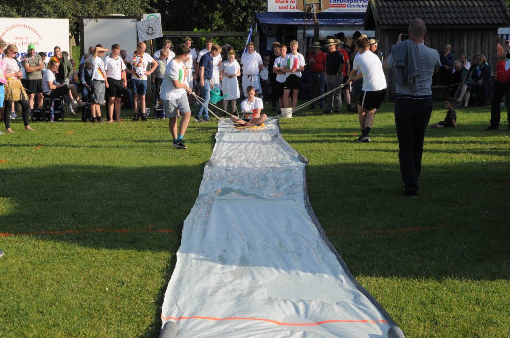 Team-Spiele auf dem Dorffest Dollerup