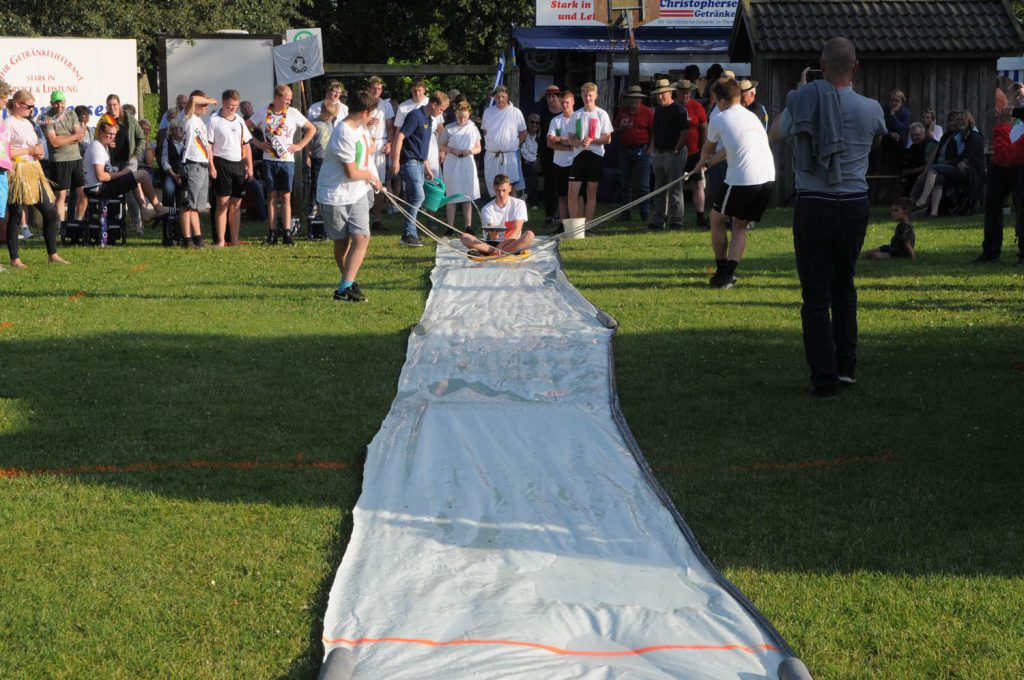 Team-Spiele auf dem Dorffest Dollerup