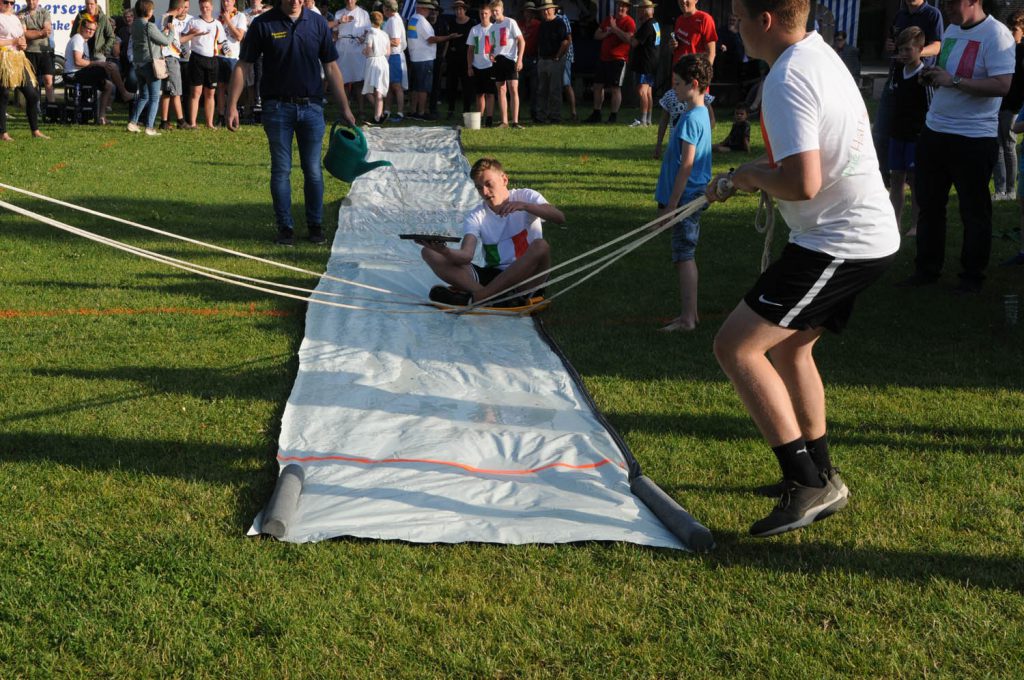 Team-Spiele auf dem Dorffest Dollerup