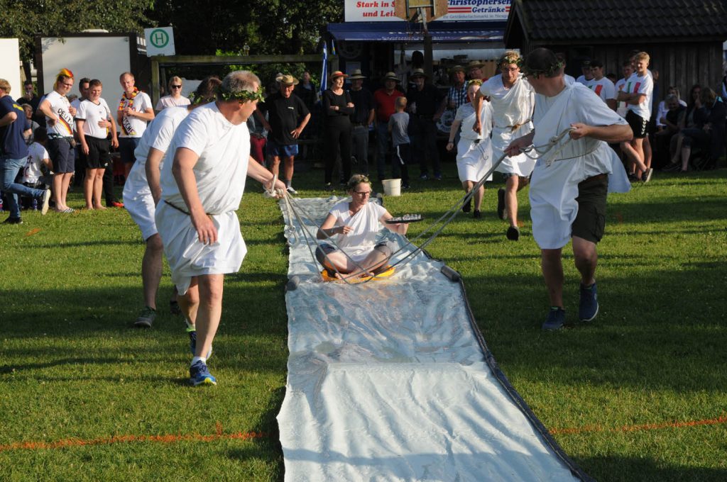 Team-Spiele auf dem Dorffest Dollerup