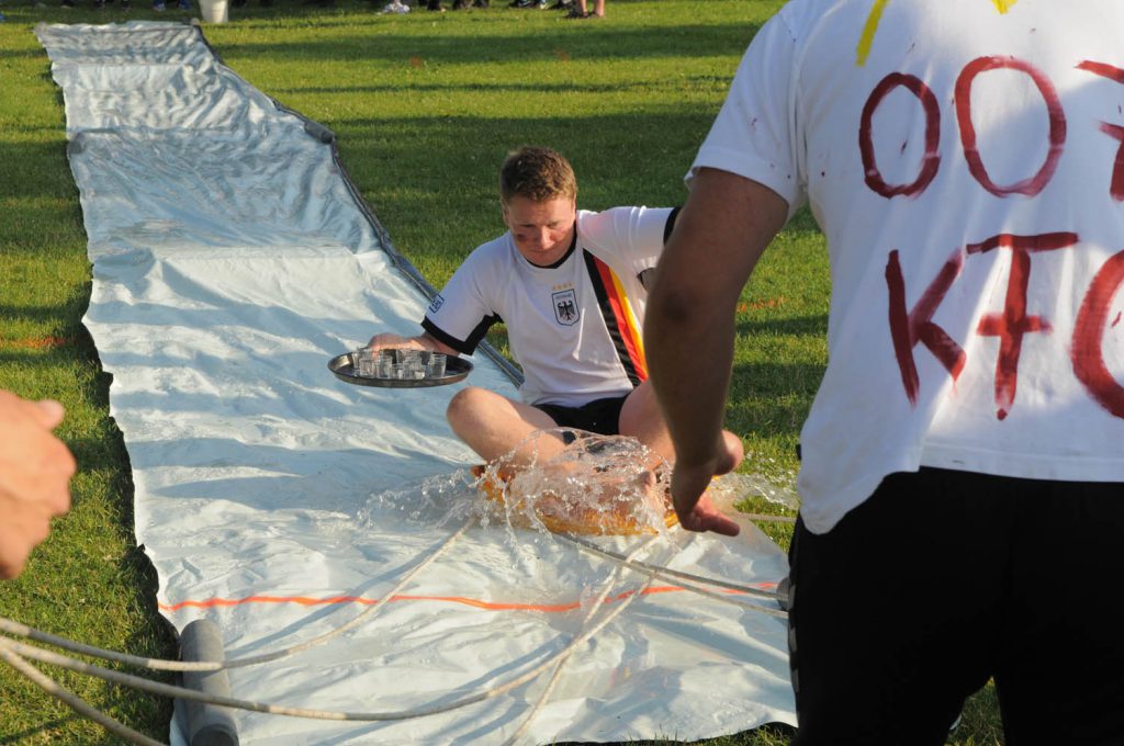 Team-Spiele auf dem Dorffest Dollerup