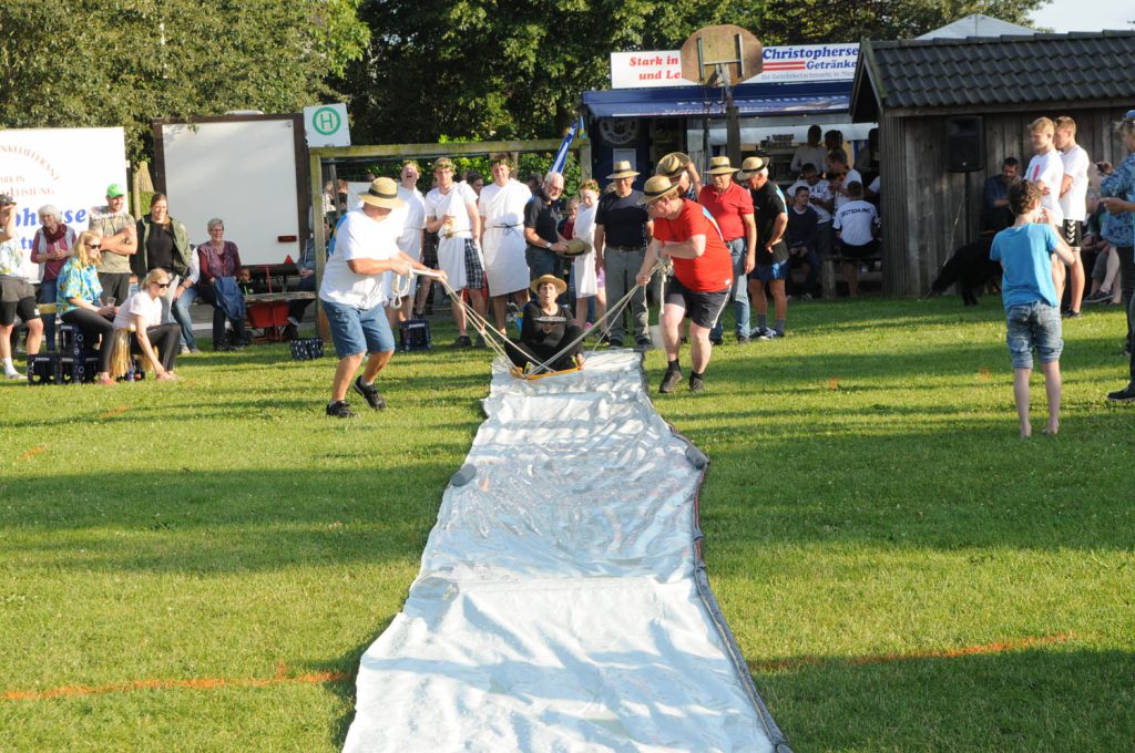 Team-Spiele auf dem Dorffest Dollerup