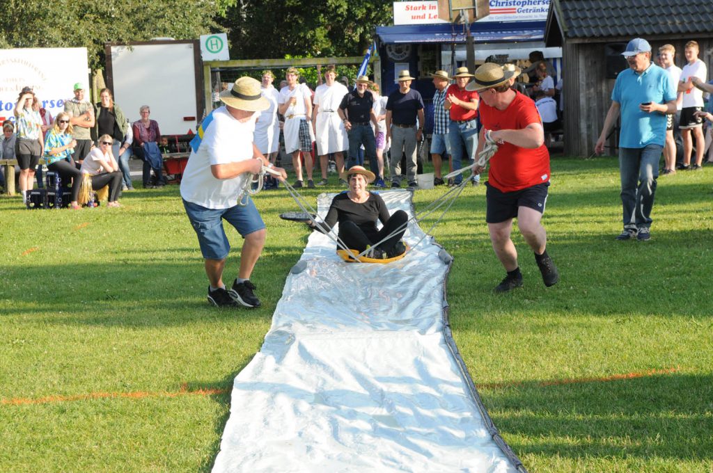 Team-Spiele auf dem Dorffest Dollerup