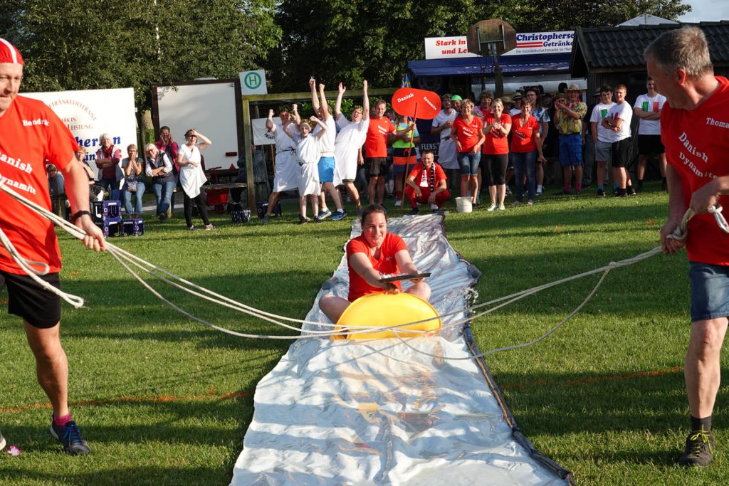 Team-Spiele auf dem Dorffest Dollerup