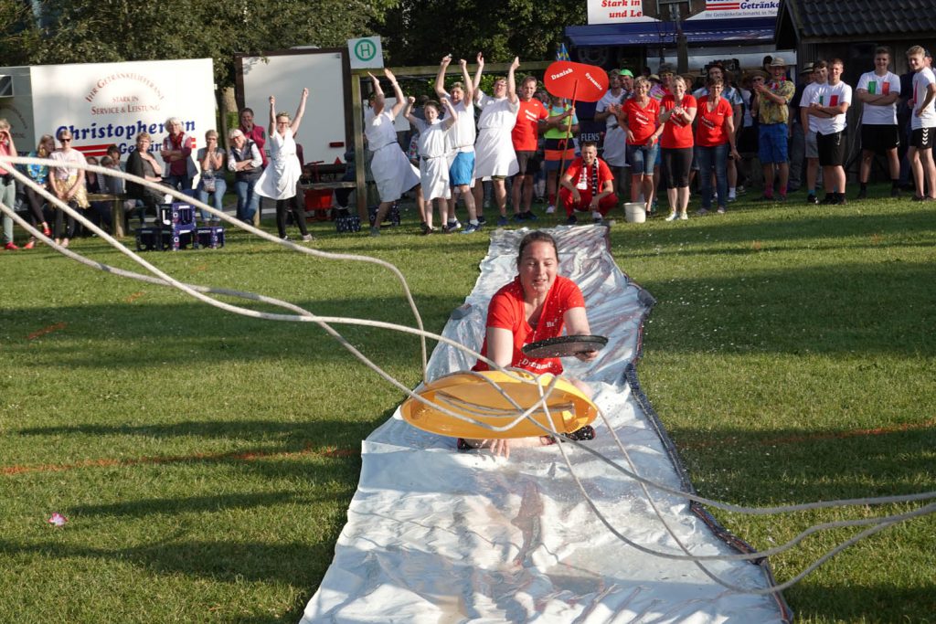 Team-Spiele auf dem Dorffest Dollerup